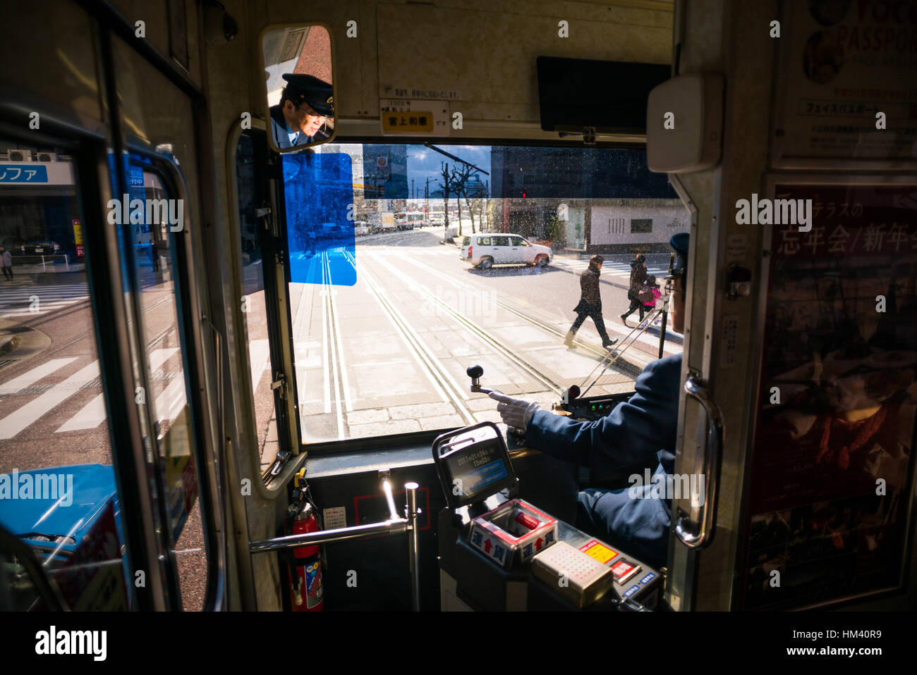 La vista da dietro il conducente a cavallo di un vecchio tram attraverso le strade di Nagasaki, Giappone Foto Stock
