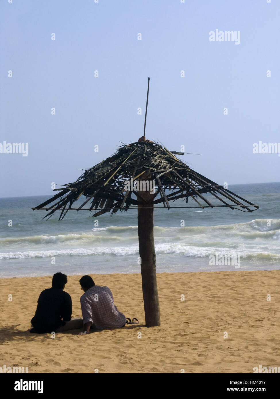 Gli uomini in un momento di relax a Shanghumugham beach. Trivandrum , Kerala, India. Shankumugham Beach è una spiaggia a Thiruvananthapuram distretto di Kerala, India del sud. Foto Stock