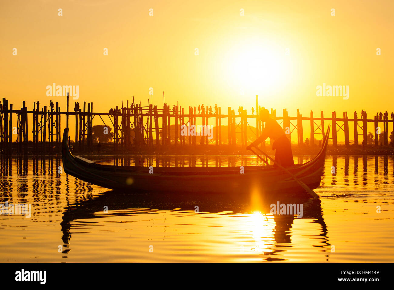 Fishman sotto U Bein bridge al tramonto, Myanmar landmark in mandalay Foto Stock