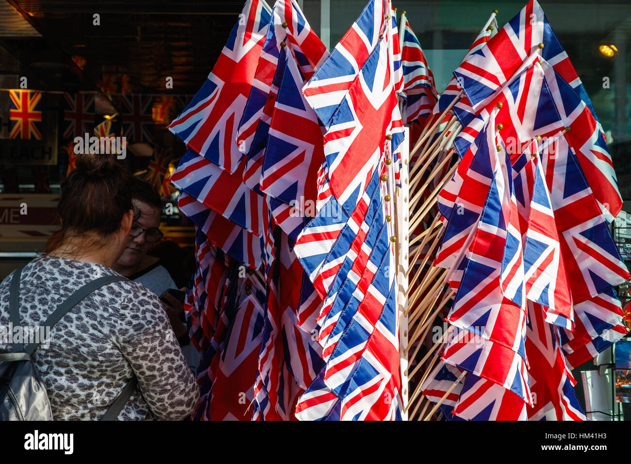 London, Regno Unito - 18 Ottobre 2016 - i turisti navigando in un negozio di souvenir Foto Stock