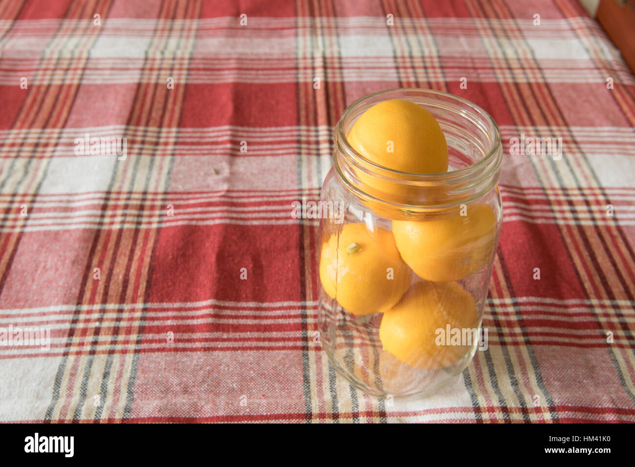 Limes in un vaso sul panno scozzese Foto Stock