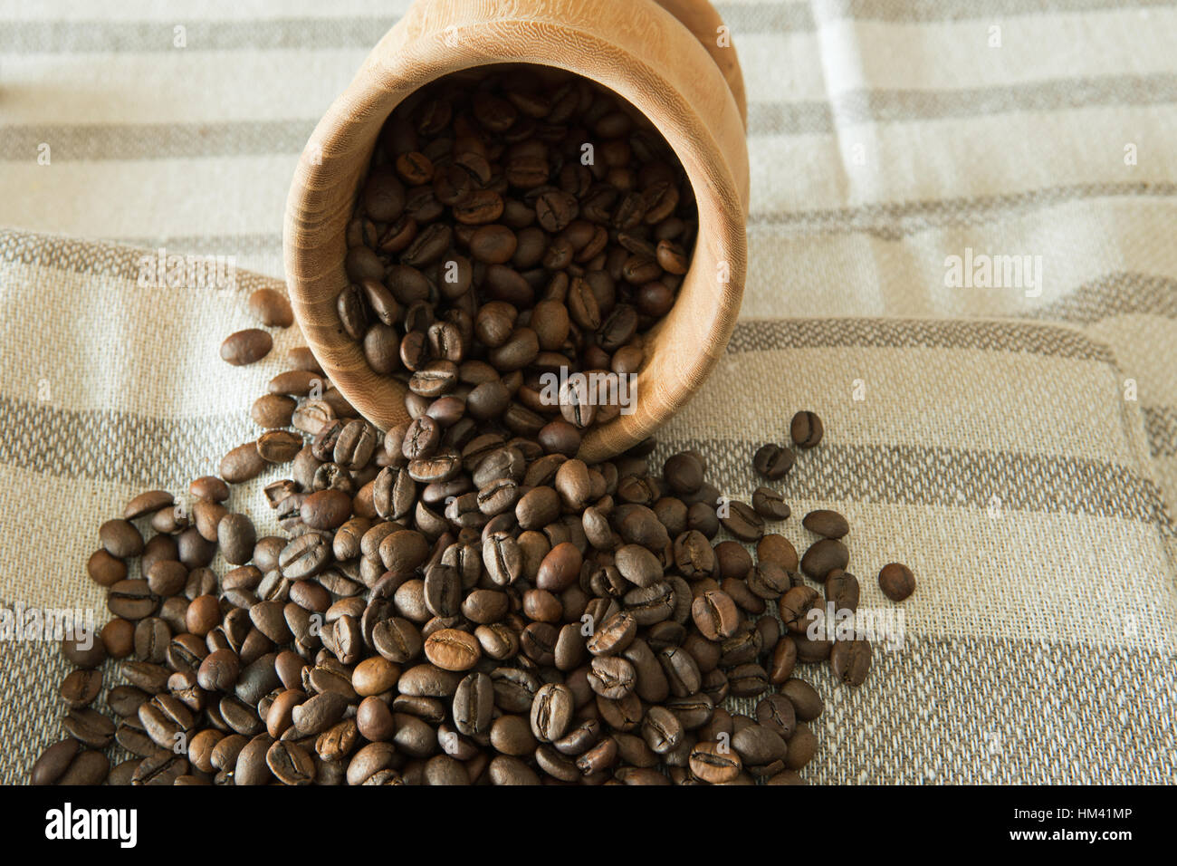 I chicchi di caffè con mortaio e pestello Foto Stock