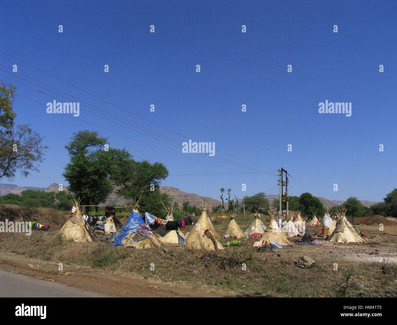Vagabondi in piccole capanne e tende. Maharashtra, India Foto Stock