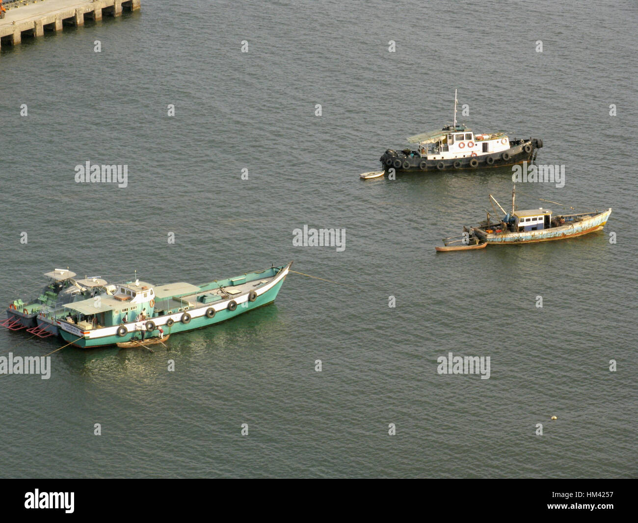 Barche in movimento su acqua. Foto Stock