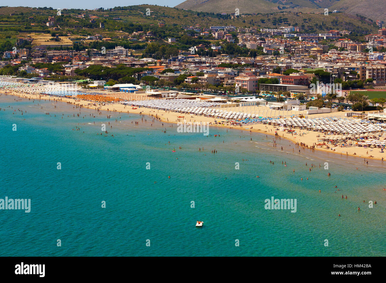 Paesaggio estivo del mare mediterraneo sulla costa. Baia di Serapo, Gaeta in Italia. Foto Stock