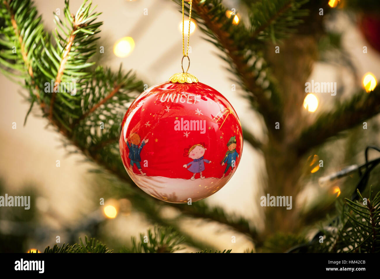 Empoli, Italia - 21 dicembre 2016: Unicef sfera su christams tree. Il mercato di ornamento UNICEF aiuta i bambini più vulnerabili del mondo. Ogni gif Foto Stock