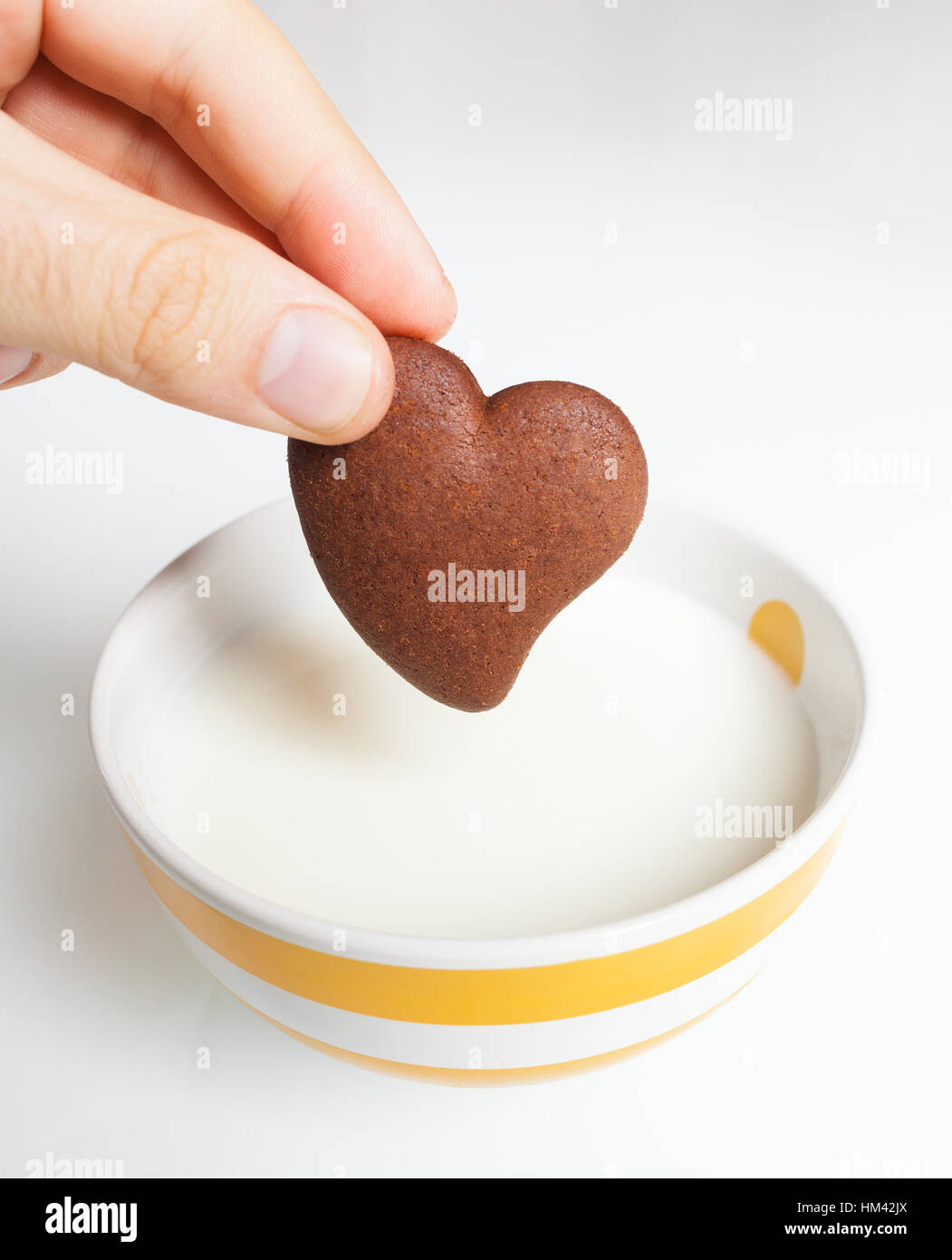 Biscotti al cioccolato a forma di cuore in bianco latte. Foto Stock