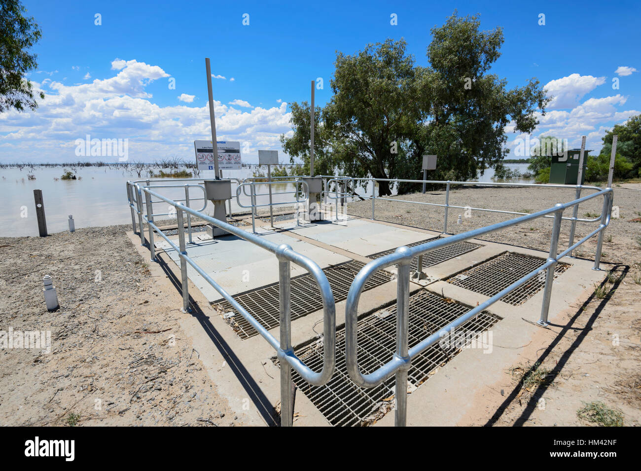 Il lago Pamamaroo regolatore di uscita, situato lungo il fiume Darling, controlla le inondazioni, Nuovo Galles del Sud, Australia Foto Stock
