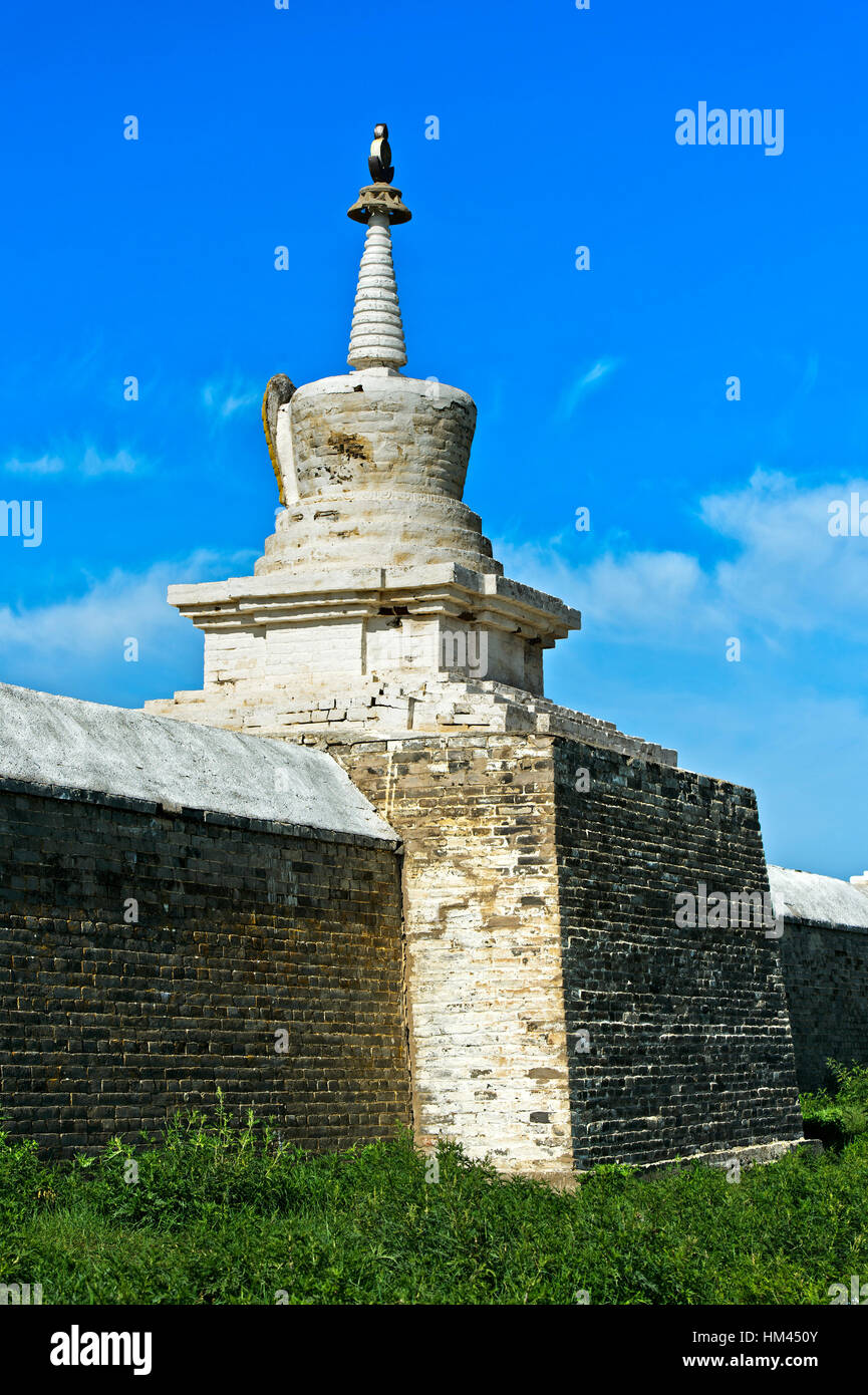 Stupa nel recinto di mura intorno il Erdene Zuu monastero Karakorum, Kharkhorin, Övörkhangai Aimag, Mongolia Foto Stock
