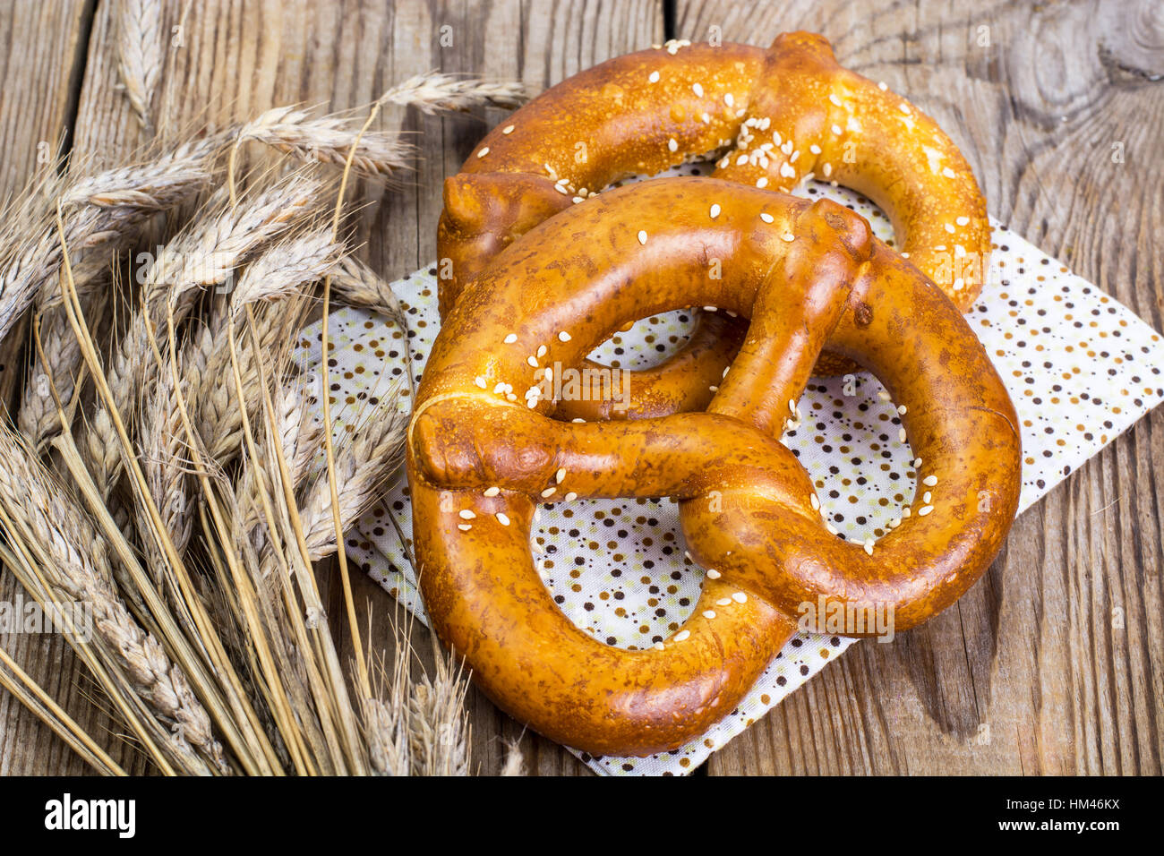 Alsaziano pretzel in un cesto di vimini per pane Foto Stock