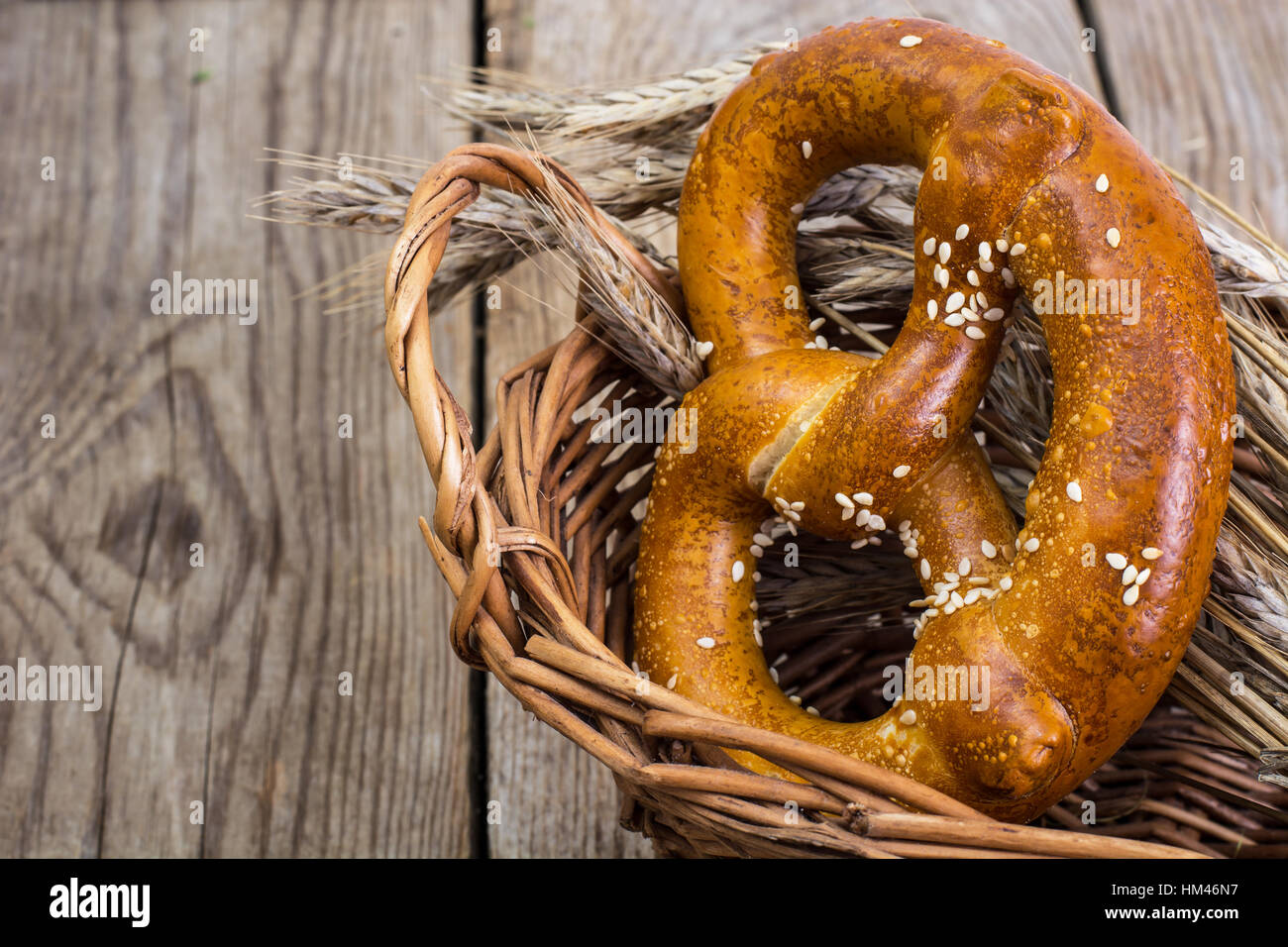 Alsaziano pretzel in un cesto di vimini per pane Foto Stock