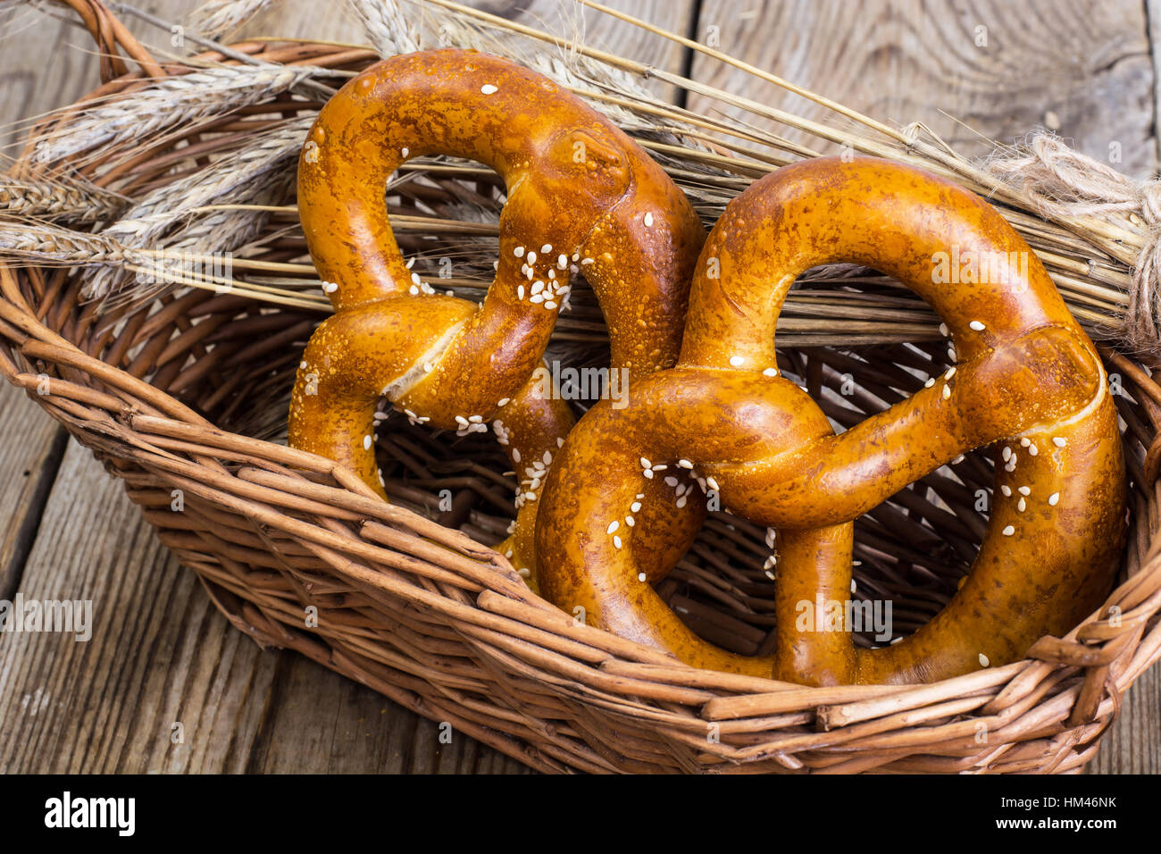 Alsaziano pretzel in un cesto di vimini per pane Foto Stock