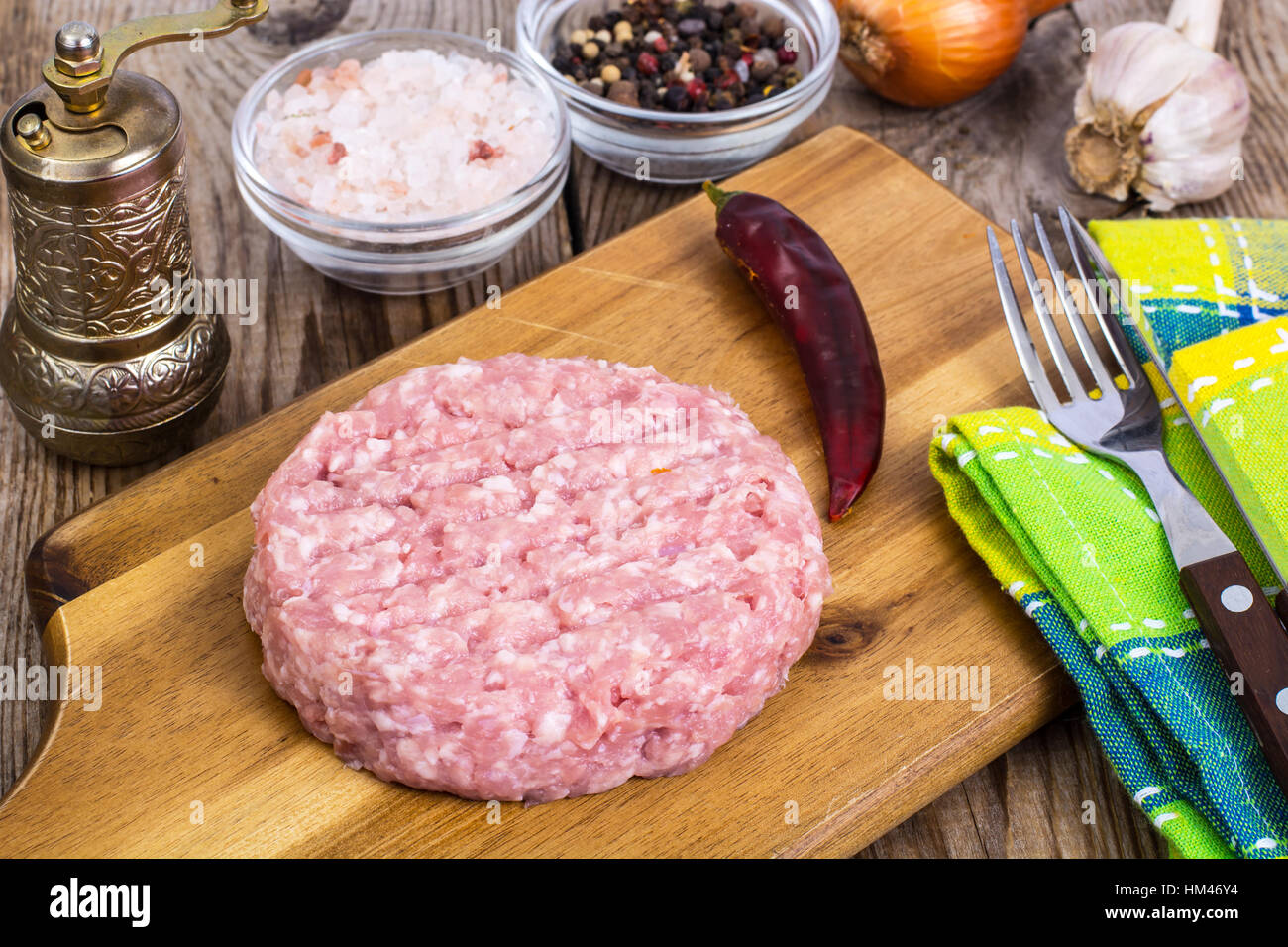 Carni macinate per la cottura di hamburger sul pannello di legno Foto Stock