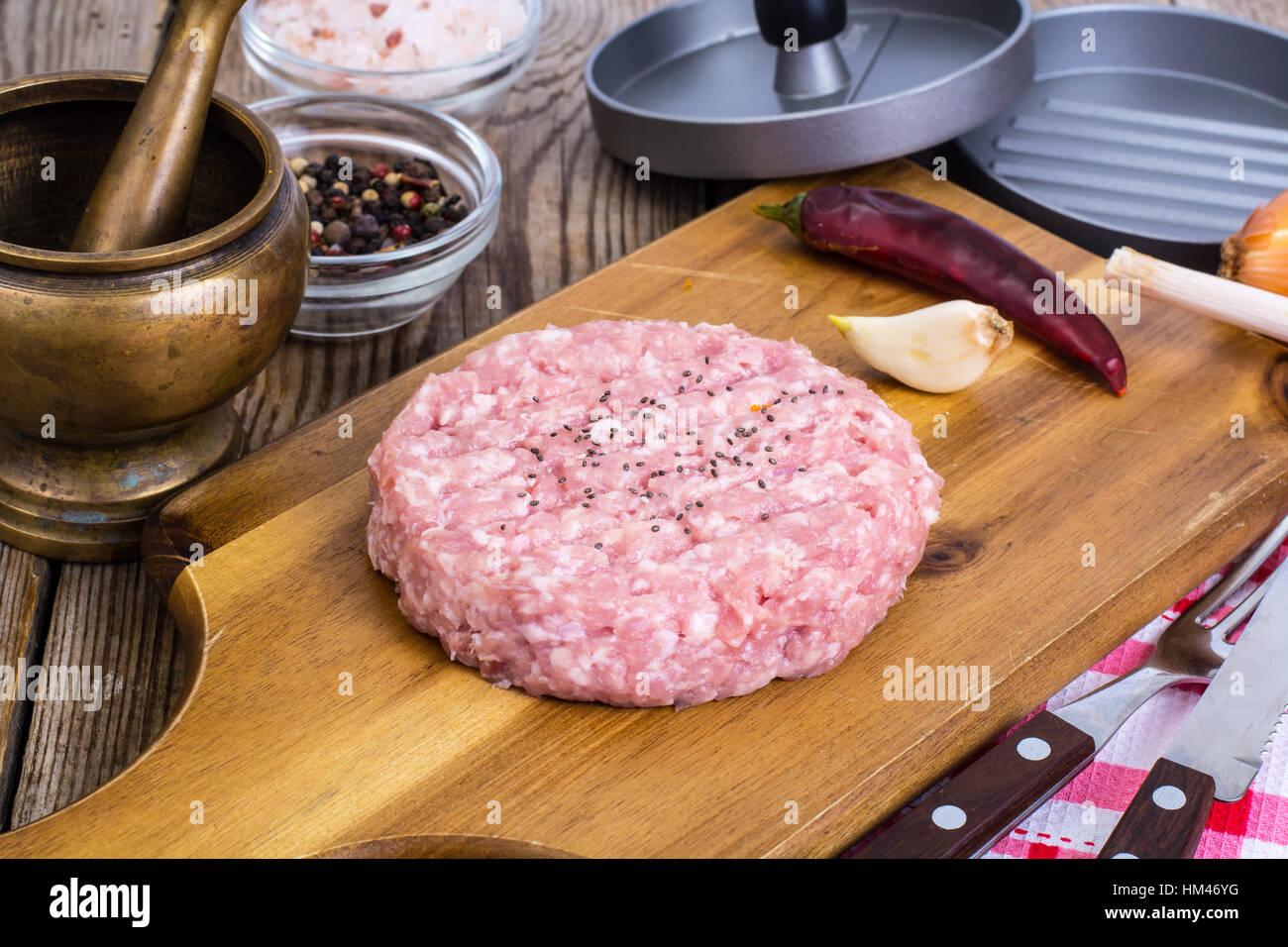 Carni macinate per la cottura di hamburger sul pannello di legno Foto Stock