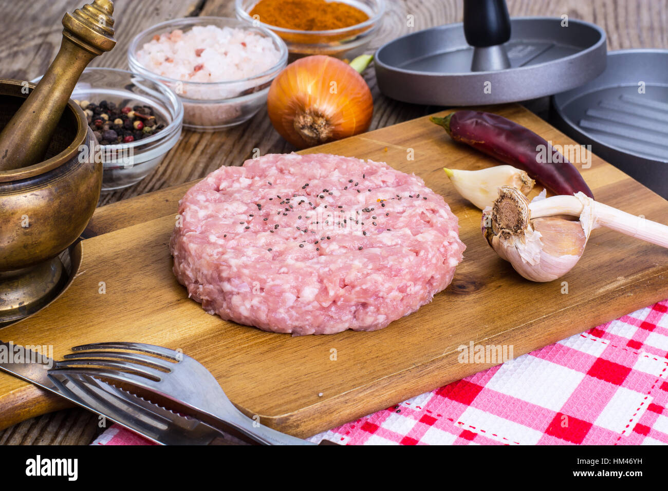 Carni macinate per la cottura di hamburger sul pannello di legno Foto Stock
