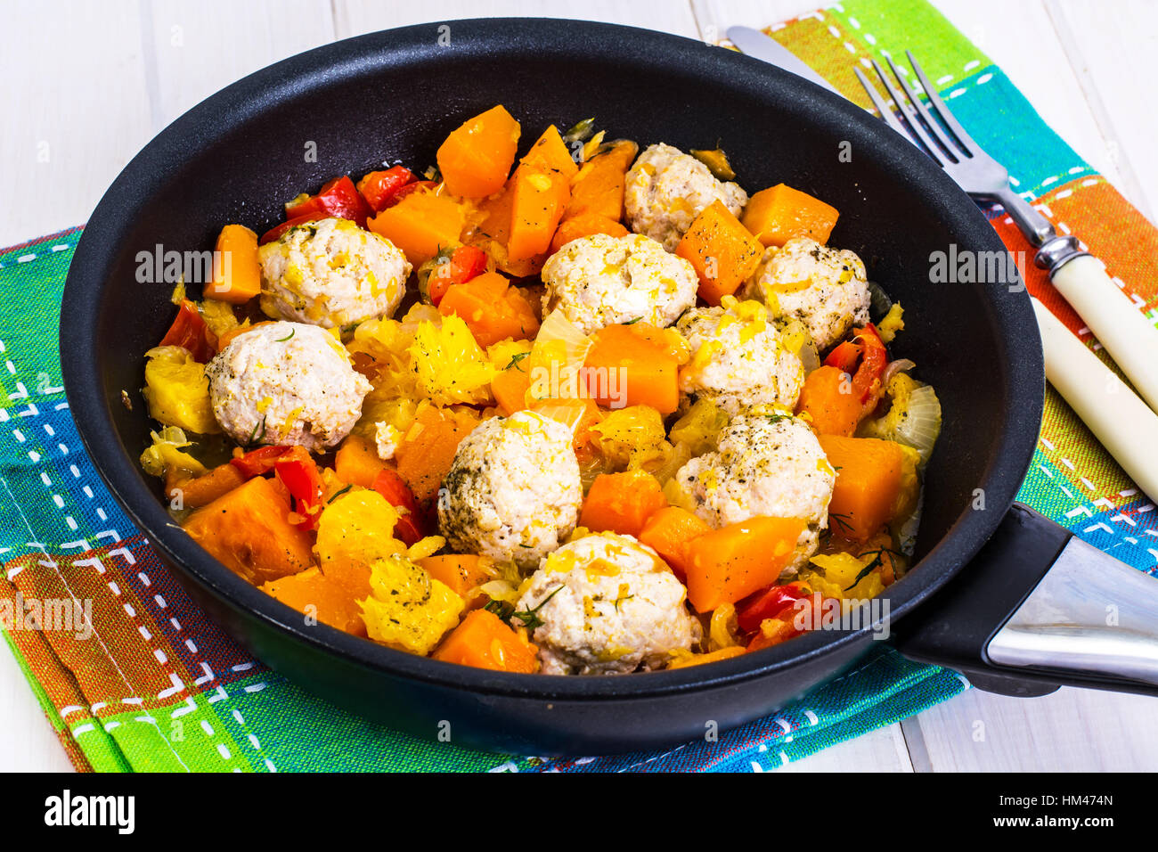 Le polpette di carne pollame con zucca e orange in padella in legno bianco Foto Stock