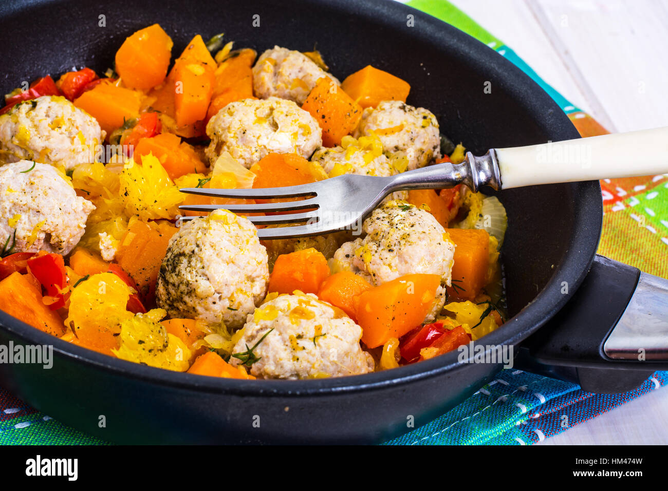 Le polpette di carne pollame con zucca e orange in padella in legno bianco Foto Stock