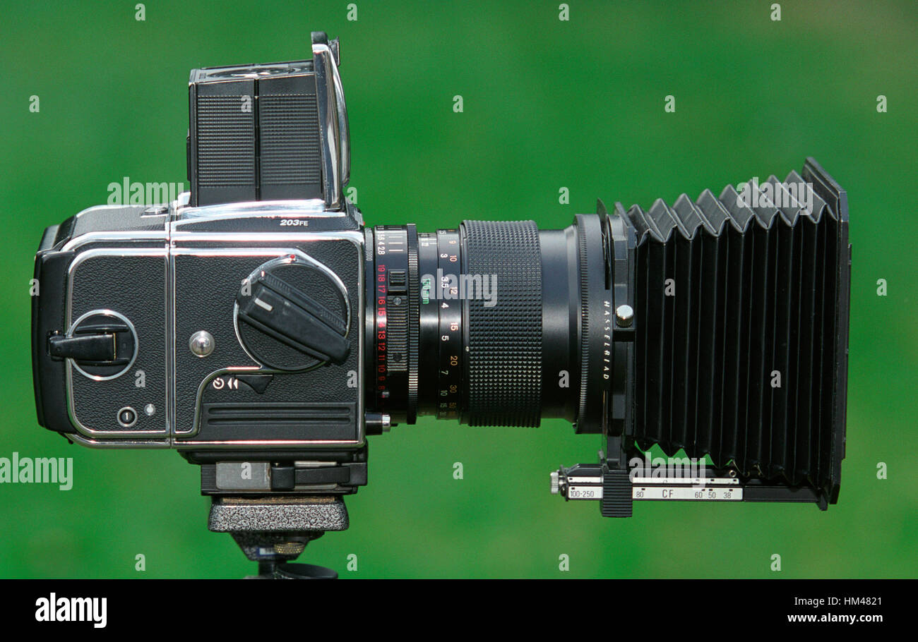 Fotocamera Medio Formato montata su treppiede pronto per l'uso - fotocamera Hassleblad 203F con 150mm lente e professional paraluce. Foto Stock