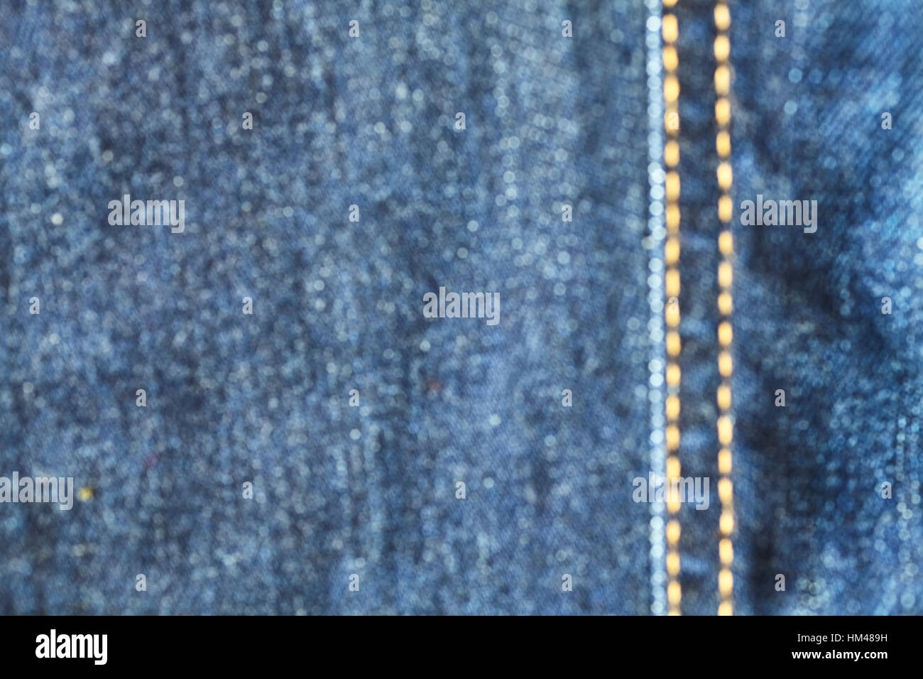 Sfocato close up foto di blue jeans tessuto con cuciture, abstract background. Foto Stock
