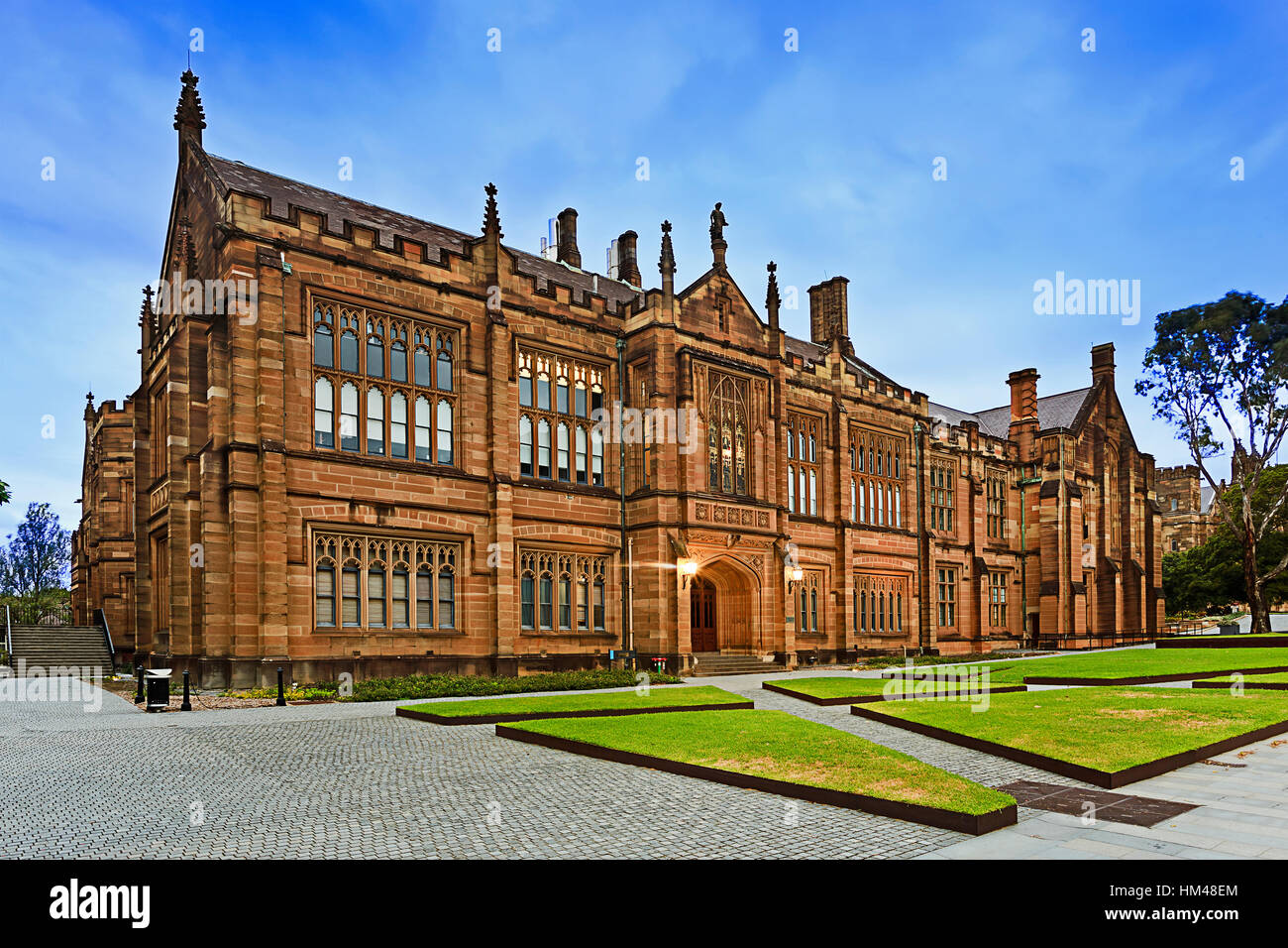 Università facoltà di chimica in Australia al tramonto. Storico edificio pubblico in classico stile gotico costruito da mattoni di pietra arenaria secoli fa e ci è Foto Stock