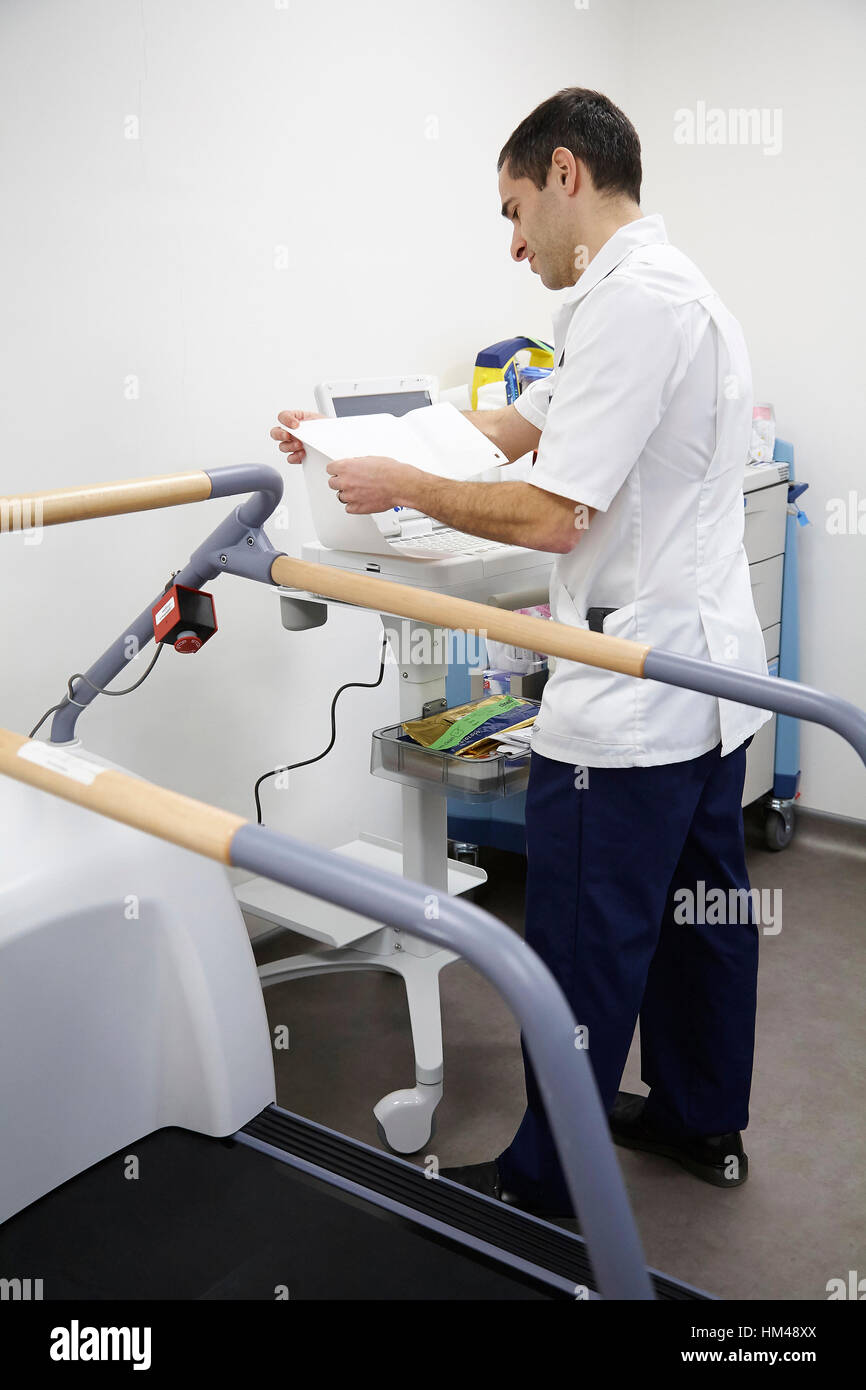 Medico preparare un tapis roulant per un cuore di stress test in un ospedale. Foto Stock