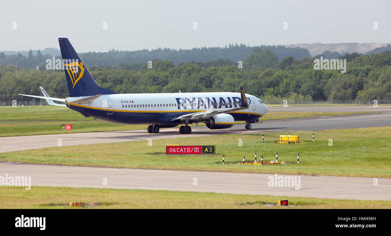 EI-FIK Ryanair a aeroporto di Edimburgo Foto Stock