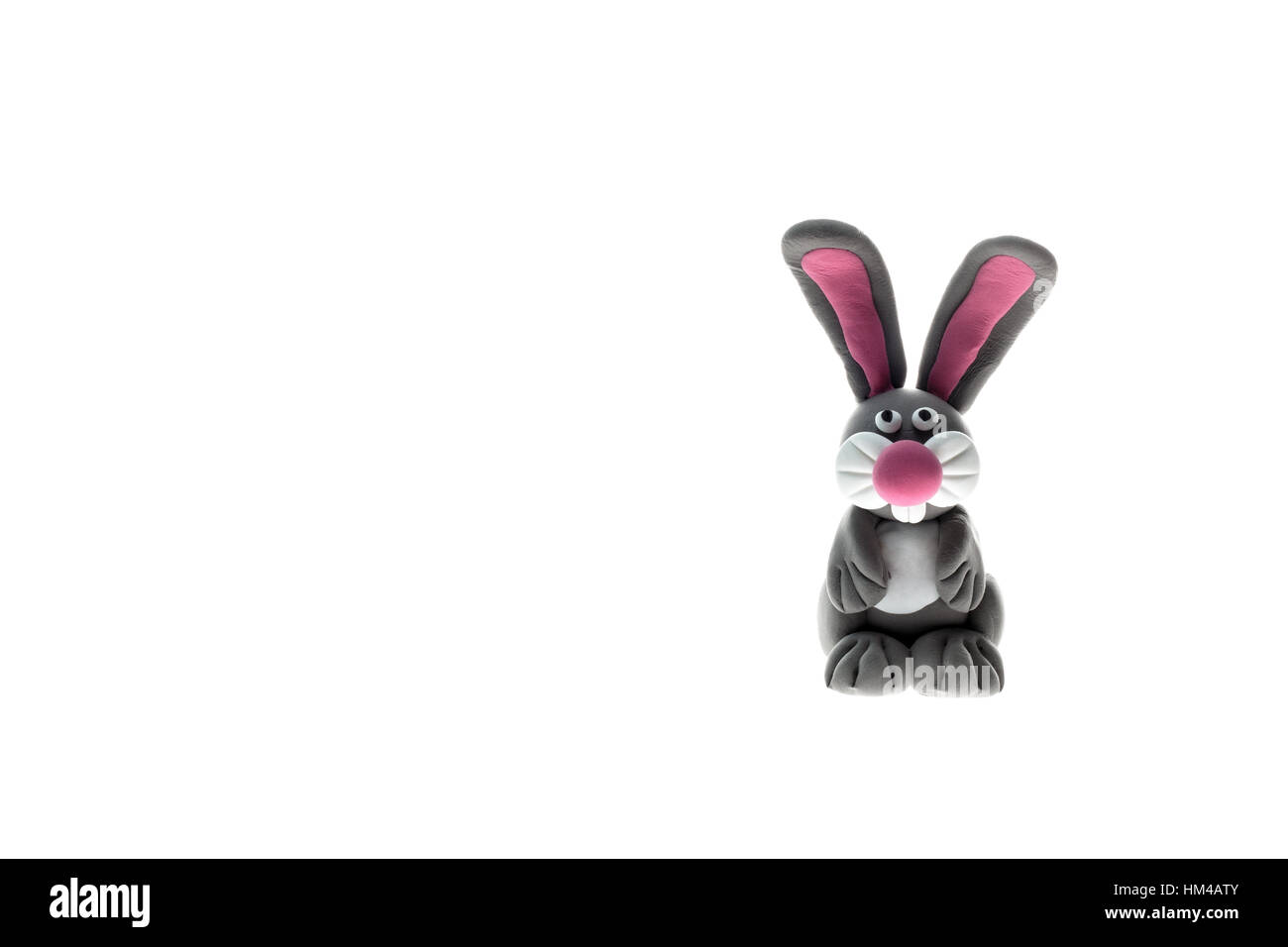 La figura di un coniglio da plastilina su sfondo bianco Foto Stock