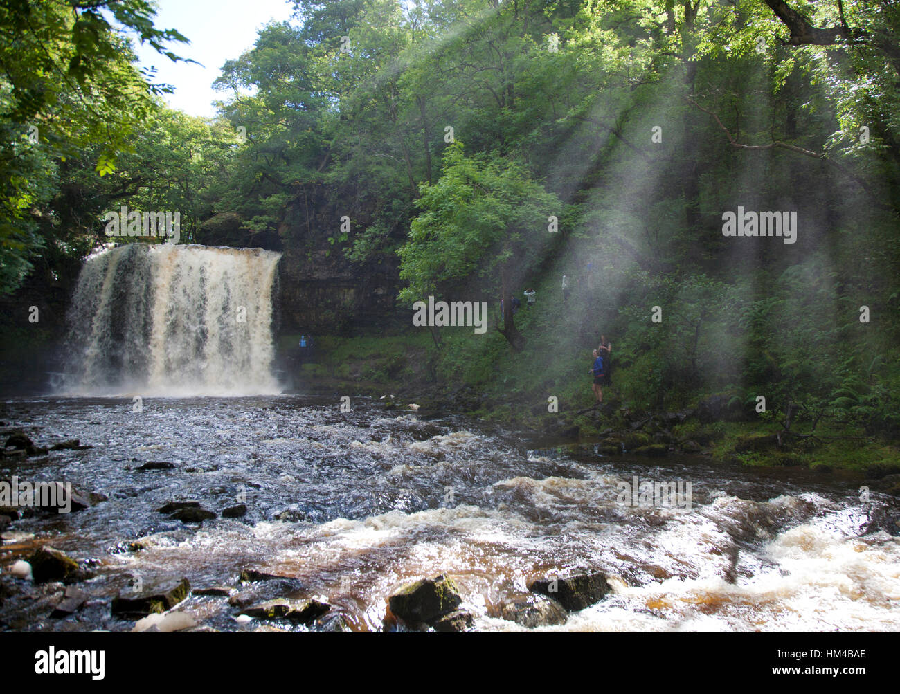 I visitatori a Brecon cascata Sgwd-yr-Eira vicino Penderyn nel Galles del Sud Foto Stock