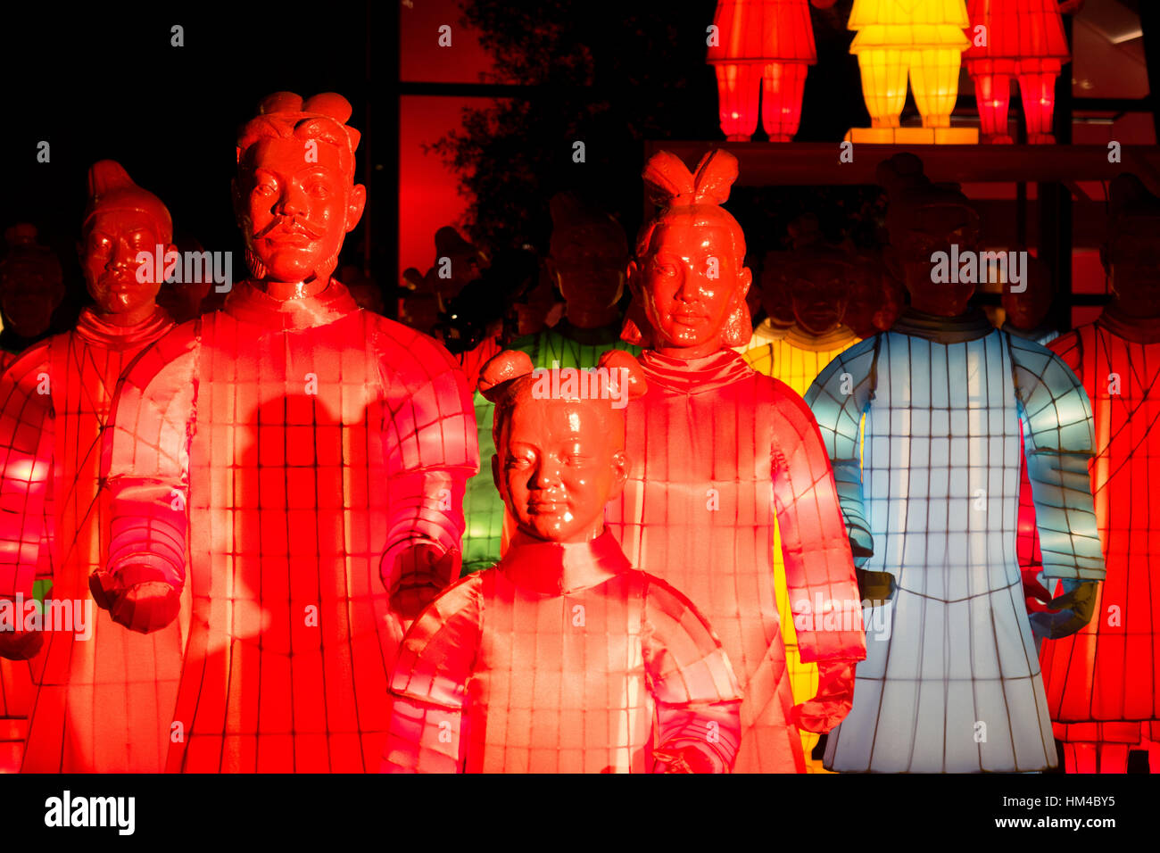 Le lanterne dei Guerrieri di Terracotta installazione in Exchange Square nel centro cittadino di Manchester per artista Xia Nan Foto Stock