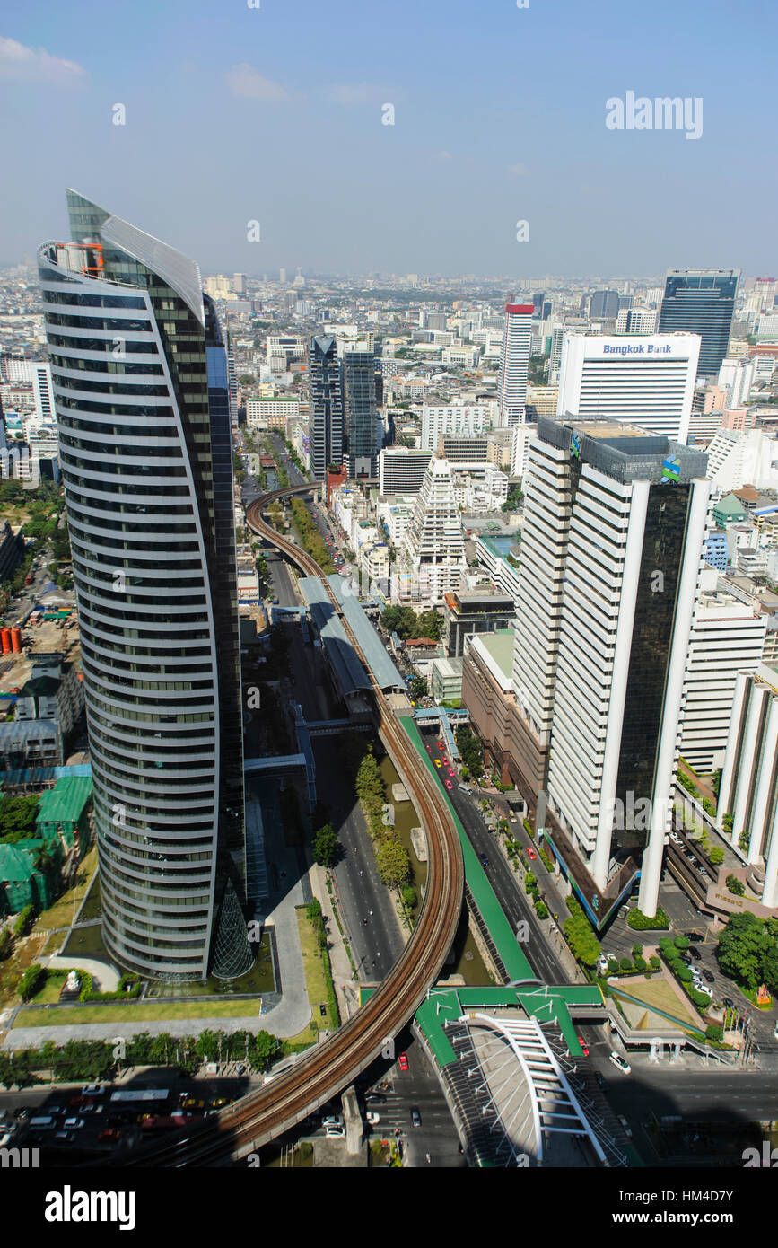 Vista di Reed Tradex edificio e Sathorn Square, guardando a nord da Nikon uffici di Empire Tower, Bangkok Foto Stock