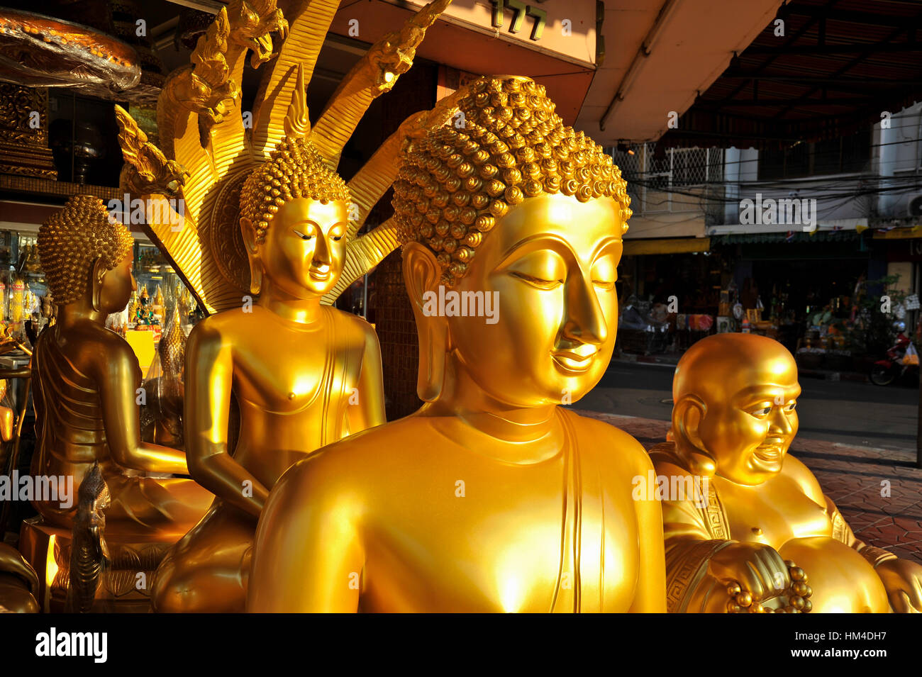 Grande Golden Statue di Buddha al di fuori del negozio in Bangkok Foto Stock