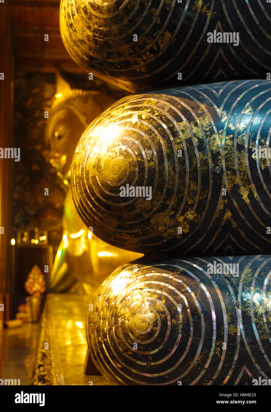 Foglia oro e motivi a spirale sui piedi del Buddha reclinato statua in Bangkok Wat Pho Foto Stock