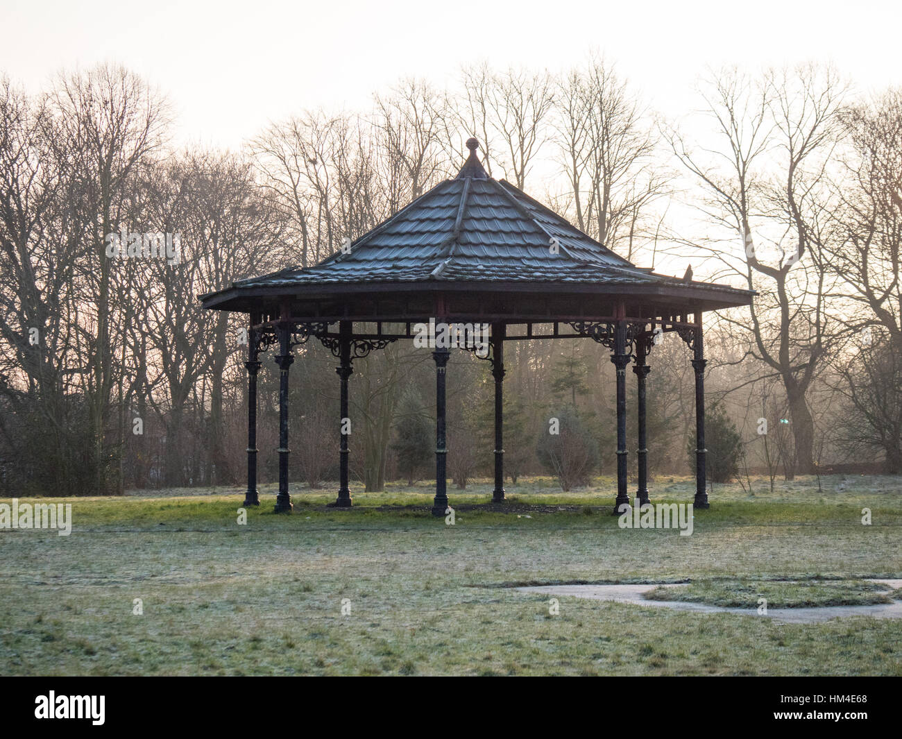Un soggetto ad atti vandalici bandstand vittoriano in un parco pubblico in Manchester Foto Stock