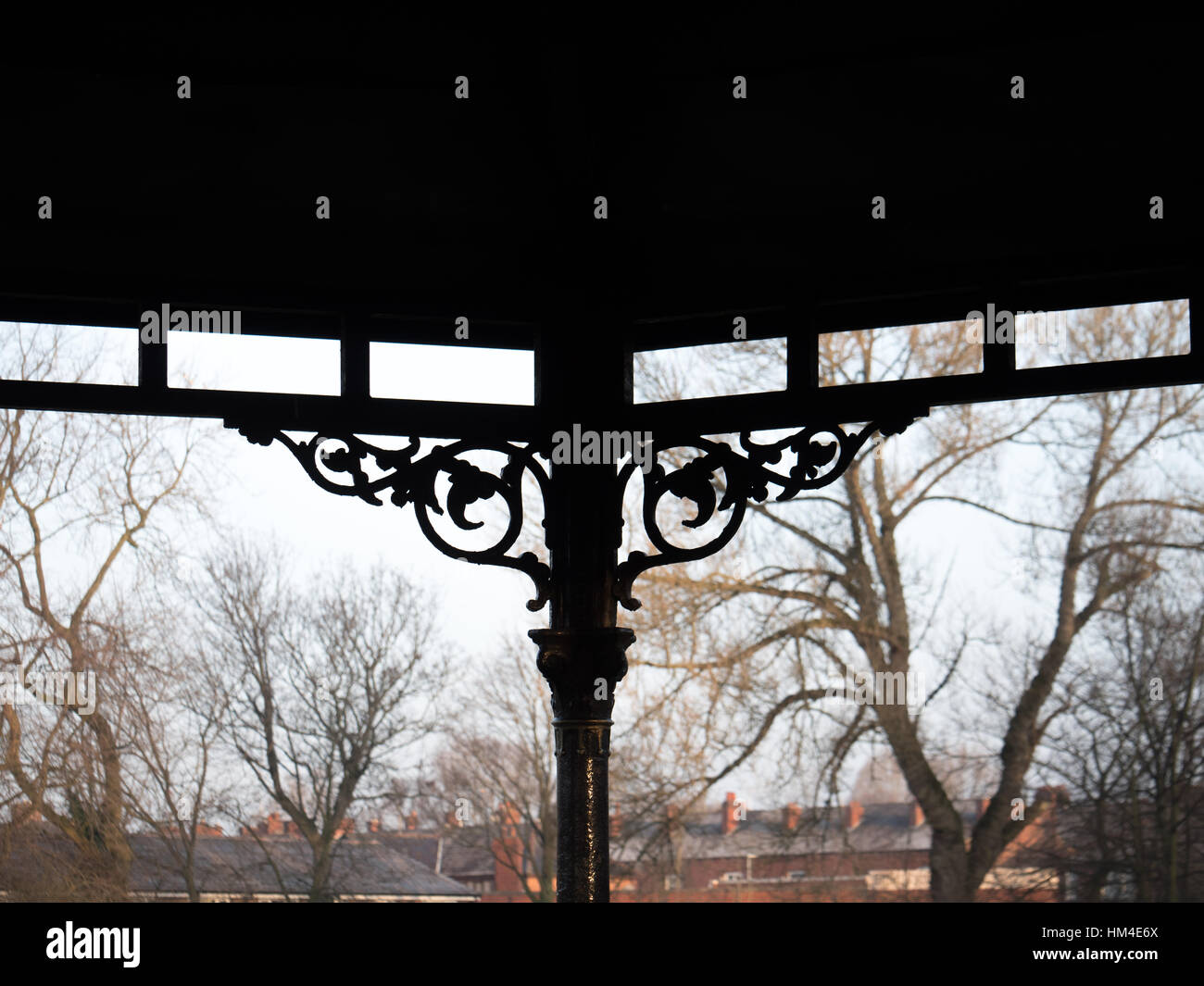 Un soggetto ad atti vandalici bandstand vittoriano in un parco pubblico in Manchester Foto Stock