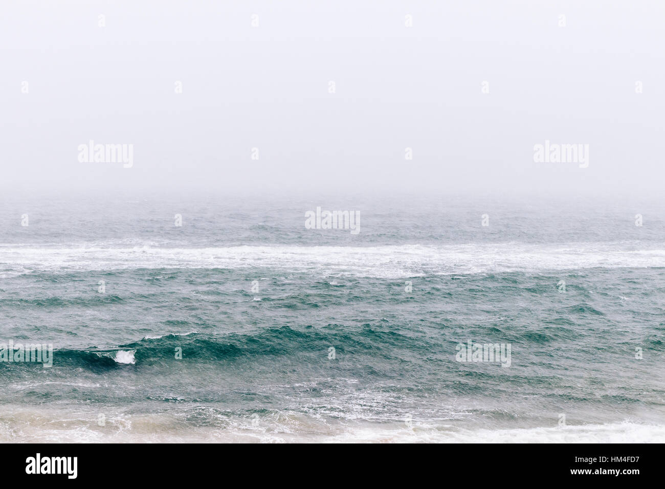 Vista mare in inverno durante una nevicata, soft focus Foto Stock
