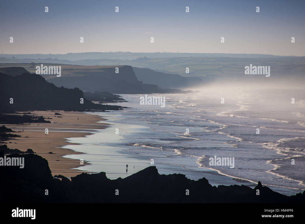 Una passeggiata mattutina lungo il litorale atmosferica di North Cornwall, da Sandymouth a Bude e oltre Foto Stock