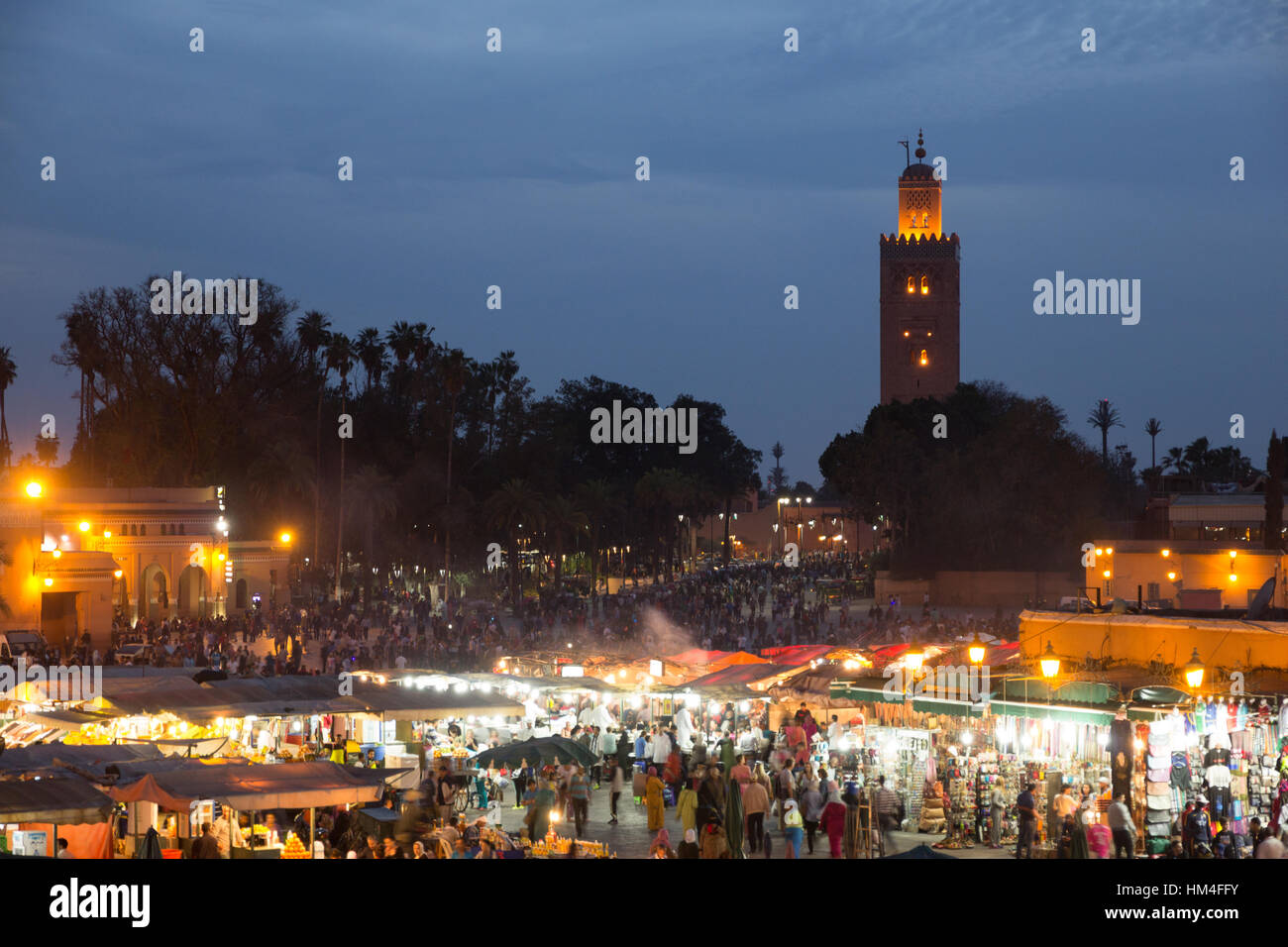 Vista serale sulla Djemaa el Fna e Moschea di Koutoubia, Marrakech, Marocco Foto Stock