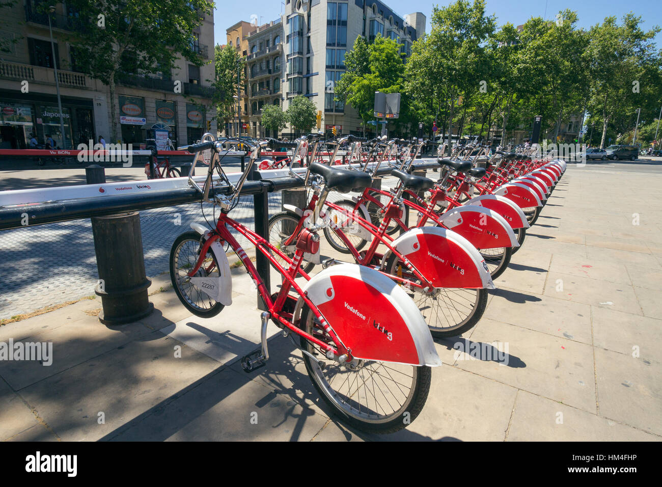 Barcellona - 21 Maggio 2016: fila di biciclette a noleggio da Vodafone Bicing è un self-service, bike-sistema di condivisione per brevi viaggi. Foto Stock