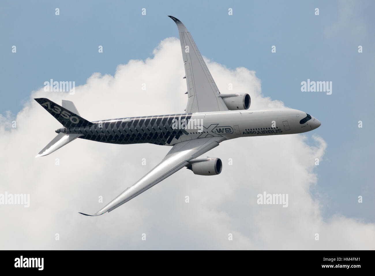 Berlino - giu 2, 2016: Airbus A350 XVB volo dopo il decollo a Berlin-Schoneveld aeroporto. Foto Stock