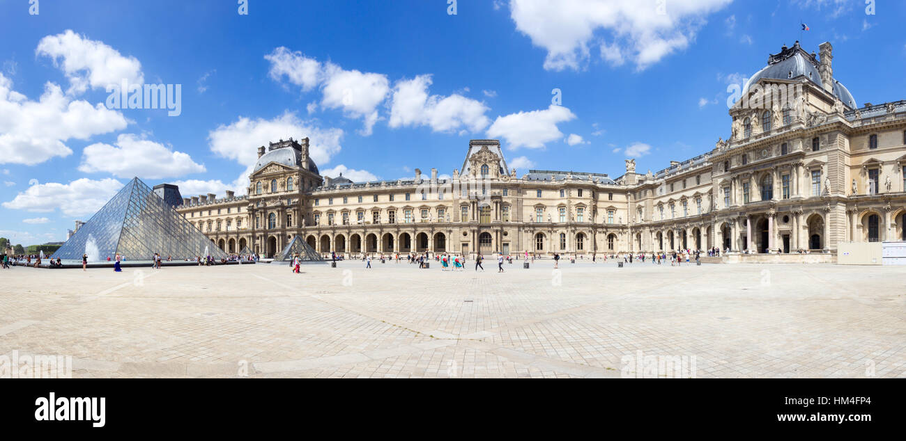 Vista sul cortile interno del museo del Louvre. Il museo è uno dei più grandi del mondo i musei e le destinazioni turistiche più popolari in Francia. Foto Stock