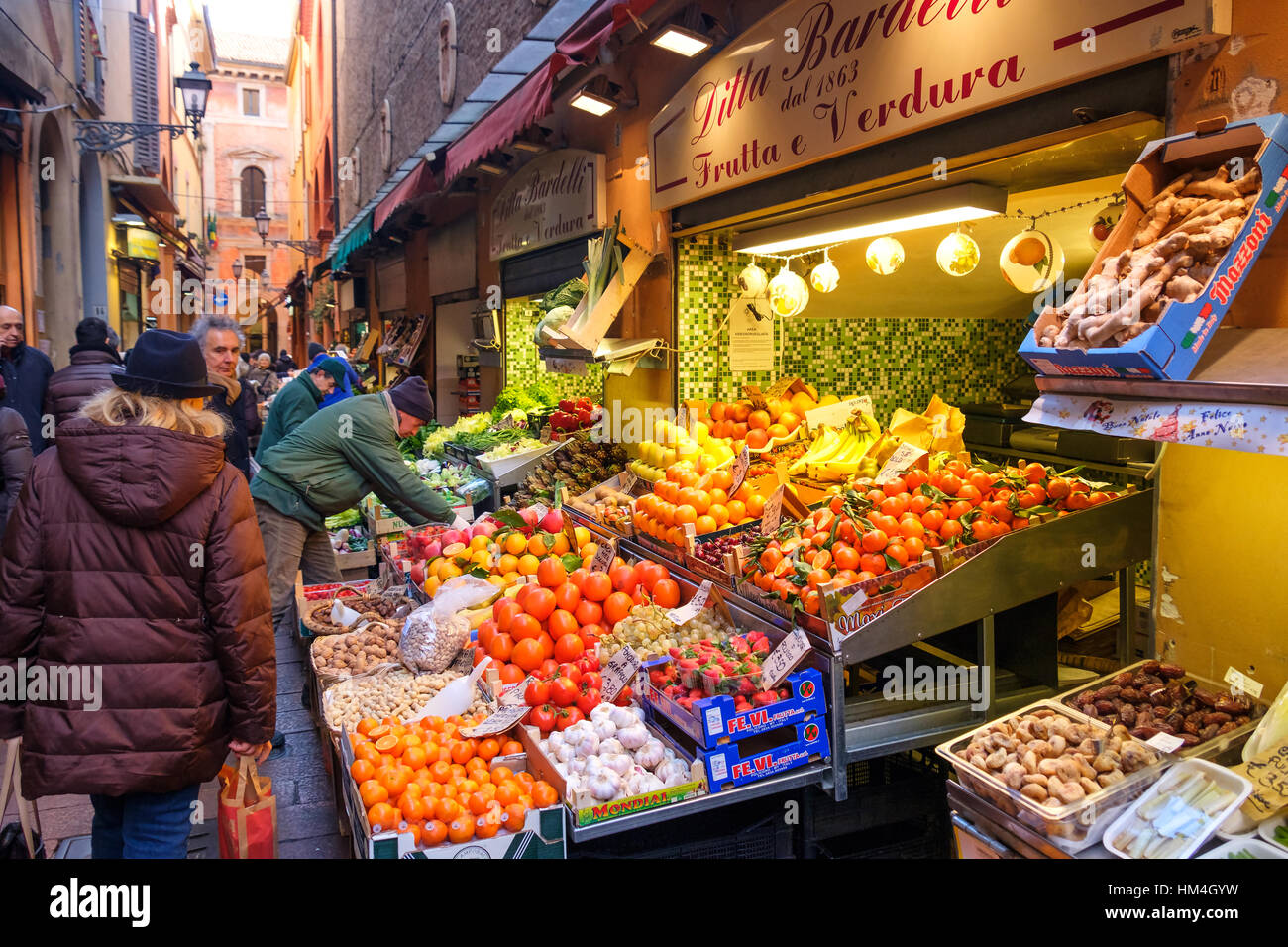 Bologna quadrilatero mercato Italia fruttivendolo frutto di visualizzazione in Via Pescherie Vecchie Foto Stock