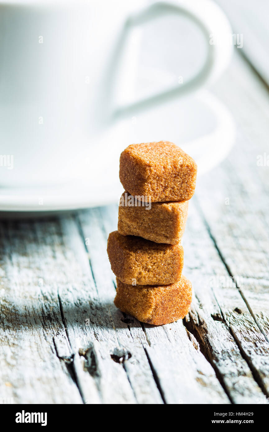 Lo zucchero di canna a cubetti con tazza di caffè. Foto Stock
