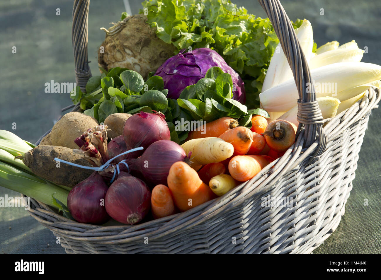 Cesto di verdure. Foto Stock