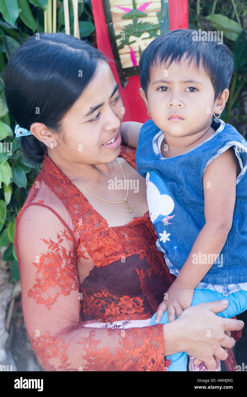 La madre e il bambino, Bali, Indonesia Foto Stock