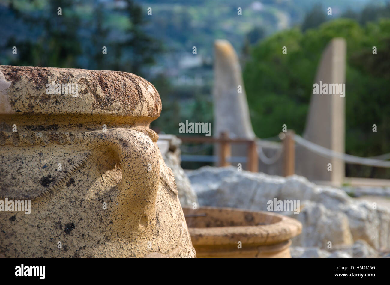 Riviste per il cibo e il vino per la Minoan royal court presso il palazzo di Cnosso con l'emblema del Minotauro corna in background, vicino a Heraklion, ho Foto Stock