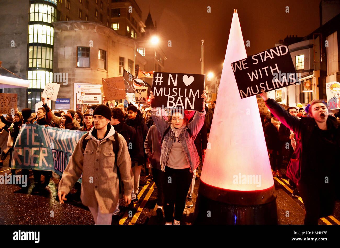 Brighton Regno Unito 30 Gennaio 2017 - Migliaia di persone si prendono per le strade di Brighton che prendono parte a una protesta Anti-Trump stasera . La protesta è contro il Presidente americano Donald Trump's ordine esecutivo il divieto di persone provenienti da sette principalmente i paesi musulmani compresi l' Iraq , Iran e Somalia da entrare negli Stati Uniti per novanta giorni fotografia scattata da Simon Dack Foto Stock