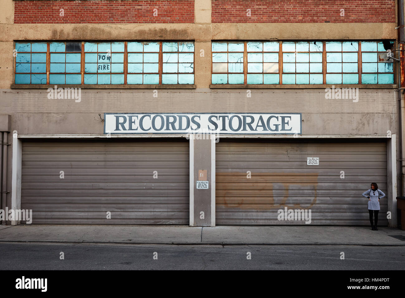 I record di vecchio edificio di stoccaggio con grandi porte di garage Foto Stock