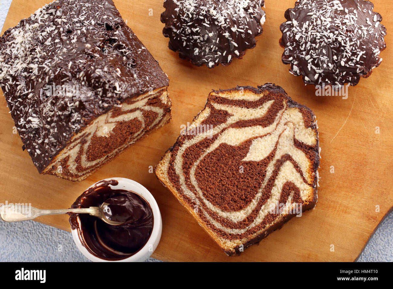 Farfalla di turbolenza con torta di cioccolato sulla tavola di legno Foto Stock