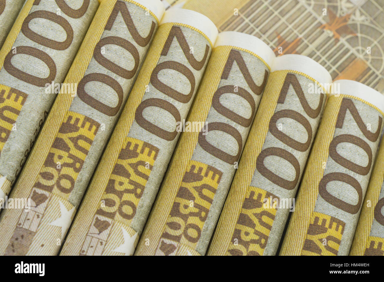 Fila di 200 Euro note - possibile metafora visiva per la debolezza della valuta Euro. Foto Stock