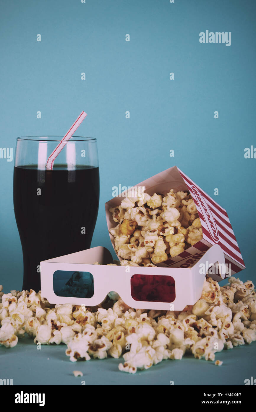 La benna di popcorn contro uno sfondo blu vintage filtro retrò. Foto Stock
